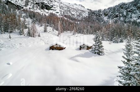Valmalenco (IT), Palù Lake, Huts with fresh snow Stock Photo