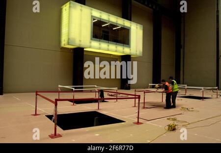 SPANISH ARTIST JUAN MUNOZ MAY 2001WORK IN PROGRESS AT THE TATE MODERN AS PART OF THE UNILEVER SERIES OF COMISSIONS FOR THE GREAT TURBINE HALL THE INSTALLATION WILL BE OPEN TO THE PUBLIC ON JUNE 11th Stock Photo