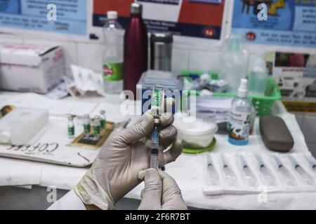 New Delhi, India. 02nd Apr, 2021. A health worker prepares a dose of Covishield vaccine (developed by Serum Institute) during a vaccination drive at a government dispensary. India recorded 81,446 new coronavirus Covid-19 cases on 01, April 2021 and 469 deaths in 24 hours. Credit: SOPA Images Limited/Alamy Live News Stock Photo