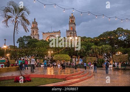 Tourists at the Plaza Mayor and 16th century Catedral de Yucatán / Cathedral of Mérida dedicated to San Ildefonso in the city Mérida, Yucatán, Mexico Stock Photo