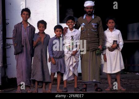 Yemeni family with man with Jambiya, Al Mahwit, Yemen Stock Photo