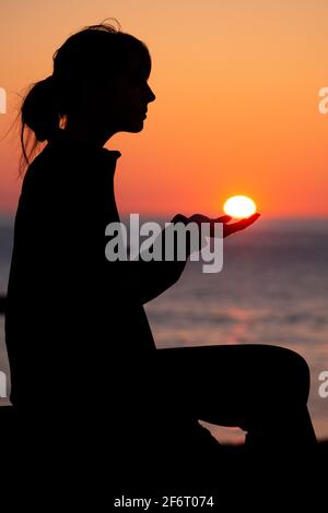 Aberystwyth, Ceredigion, Wales, UK. 02nd April 2021 UK Weather: People enjoying a lovely view of the sun setting over the west coast of Aberystwyth as the air temperature drops to single digits. © Ian Jones/Alamy Live News