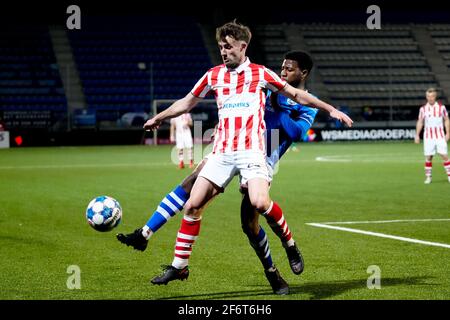 den bosch netherlands april 2 dhoraso moreo klas of fc den bosch and philippe rommens of top oss battle for possession during the keuken kampioen stock photo alamy