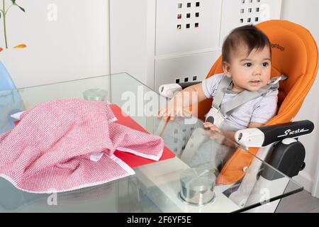 Piaget object permanence hi res stock photography and images Alamy