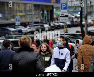 Kiev, Ukraine. 2nd Apr, 2021. A man wearing a mask as a preventive measure against the spread of covid-19 walks along the Streets in Kiev.In Ukraine, as of the morning of April 3, 20,341 new cases of COVID-19 infection were confirmed, which is another record for the number of cases per day. The largest number of confirmed cases over the past day was registered in Kiev, as well as in Lviv, Odessa, Kharkov and Dnepropetrovsk regions. Credit: Sergei Chuzavkov/SOPA Images/ZUMA Wire/Ģ����ý Live News Stock Photo