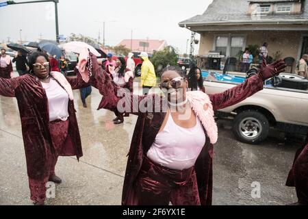 Lady Buckjumpers New Orleans Social Aid and Pleasure Club Second Line (Secondline) Parade dancers on Sunday in the rain. New Orleans, Louisiana, USA. Stock Photo