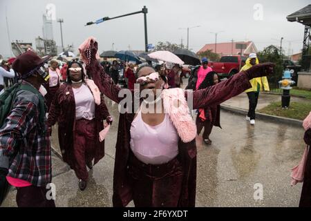 Lady Buckjumpers New Orleans Social Aid and Pleasure Club Second Line (Secondline) Parade dancers on Sunday in the rain. New Orleans, Louisiana, USA. Stock Photo