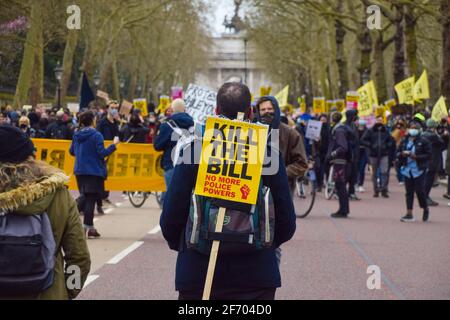 London, United Kingdom. 3rd Apr, 2021. Protesters walk past Wellington Arch on their way to Buckingham Palace at the Kill The Bill march. Thousands of people marched through Central London to protest the Police, Crime, Sentencing and Courts Bill. Credit: Vuk Valcic/Alamy Live News Stock Photo