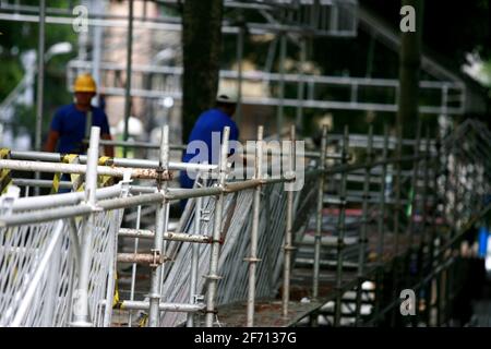 salvador, bahia / brazil - february 11, 2016: workers working to dismantle the cabin structure in the Campo Grande neighborhood used in the Carnival o Stock Photo