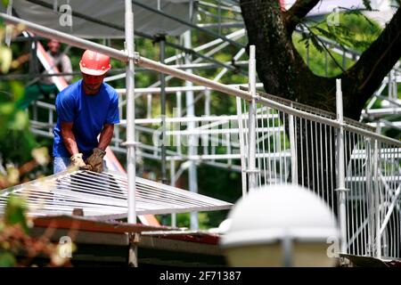 salvador, bahia / brazil - february 11, 2016: workers working to dismantle the cabin structure in the Campo Grande neighborhood used in the Carnival o Stock Photo