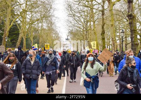 London, United Kingdom. 3rd Apr, 2021. Protesters walk past Wellington Arch on their way to Buckingham Palace at the Kill The Bill march. Thousands of people marched through Central London to protest the Police, Crime, Sentencing and Courts Bill. Stock Photo