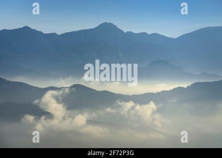 Moixeró mountain in a summer morning with low clouds over the Saldes Valley (Berguedà, Catalonia, Spain, Pyrenees) ESP: Serra del Moixeró en verano Stock Photo