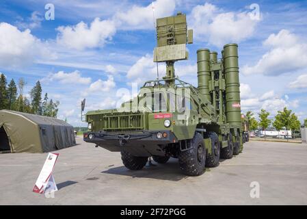 MOSCOW REGION, RUSSIA - AUGUST 25, 2020: The launcher 5P85SM2-01 of structure of the Triumph S-400 surface-to-air missile system on the chassis of MAZ Stock Photo