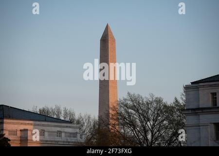 Washington, USA. 03rd Apr, 2021. A general view of a the Washington Monument in Washington, DC, on Saturday, April 3, 2021, amid the coronavirus pandemic. This week vaccination rates in the U.S. continued to speed up, as many states saw a worrying rise in confirmed COVID-19 case numbers. (Graeme Sloan/Sipa USA) Credit: Sipa USA/Alamy Live News Stock Photo