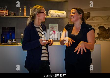 After the relaxing massage, Axelle Melenec talks to journalist Angela Berg Stock Photo