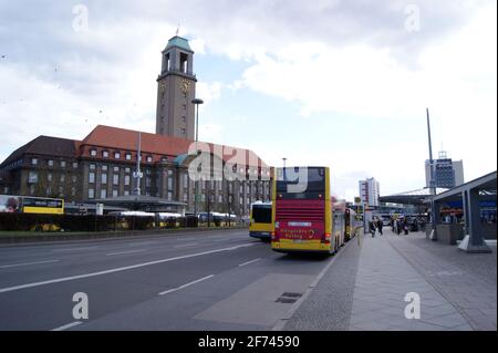 Der Altstädter Ring am Rathaus Spandau mit Doppeldeckerbus der Linie 137 von Freudstraße/Goldkäferweg Richtung Staaken, Reimerweg. Stock Photo