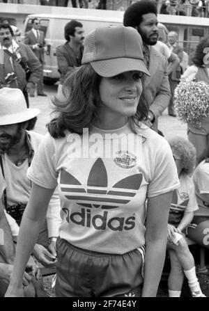 Linda Lavin at the Third Annual Bert Convy Boys Club of Hollywood celebrity football classic in Hollywood, Los Angeles, California, January 13, 1979 Credit: Ralph Dominguez/MediaPunch Stock Photo