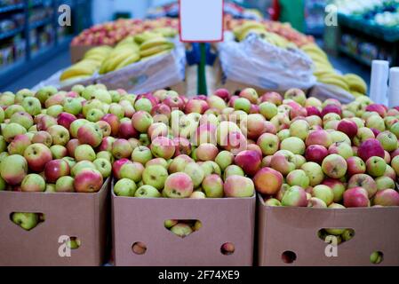 https://l450v.alamy.com/450v/2f74xe9/boxes-of-apples-on-the-shelves-in-the-supermarket-2f74xe9.jpg