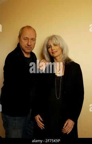 Mark Knopfler and Emmylou Harris in London.pic David Sandison 10/2/2006 Stock Photo