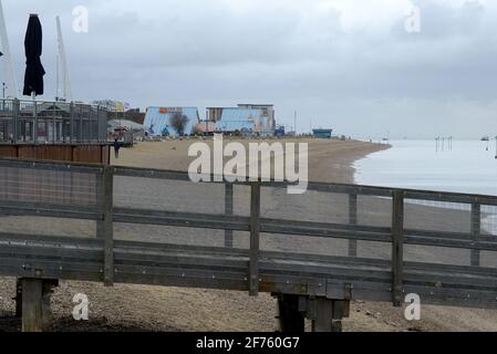 Essex, UK. 05th Apr, 2021. Southend-on-Sea Essex 5th April 2021. Southend on Sea in Essex one week after record breaking March temperatures sent thousands of visitors to the towns beach is today virtually deserted as cold weather returns to greet the Easter Bank holiday Monday. Credit: MARTIN DALTON/Alamy Live News Stock Photo