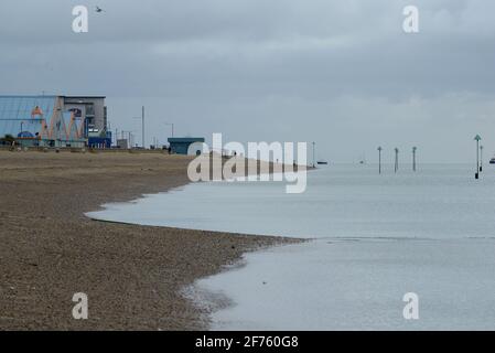 Essex, UK. 05th Apr, 2021. Southend-on-Sea Essex 5th April 2021. Southend on Sea in Essex one week after record breaking March temperatures sent thousands of visitors to the towns beach is today virtually deserted as cold weather returns to greet the Easter Bank holiday Monday. Credit: MARTIN DALTON/Alamy Live News Stock Photo