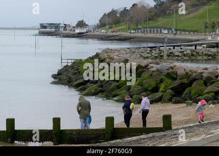 Essex, UK. 05th Apr, 2021. Southend-on-Sea Essex 5th April 2021. Southend on Sea in Essex one week after record breaking March temperatures sent thousands of visitors to the towns beach is today virtually deserted as cold weather returns to greet the Easter Bank holiday Monday. Credit: MARTIN DALTON/Alamy Live News Stock Photo