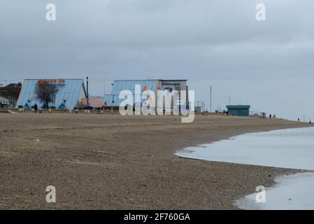 Essex, UK. 05th Apr, 2021. Southend-on-Sea Essex 5th April 2021. Southend on Sea in Essex one week after record breaking March temperatures sent thousands of visitors to the towns beach is today virtually deserted as cold weather returns to greet the Easter Bank holiday Monday. Credit: MARTIN DALTON/Alamy Live News Stock Photo