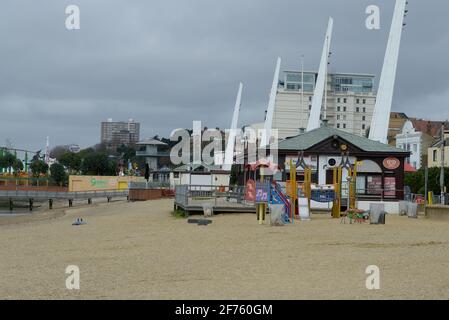 Essex, UK. 05th Apr, 2021. Southend-on-Sea Essex 5th April 2021. Southend on Sea in Essex one week after record breaking March temperatures sent thousands of visitors to the towns beach is today virtually deserted as cold weather returns to greet the Easter Bank holiday Monday. Credit: MARTIN DALTON/Alamy Live News Stock Photo