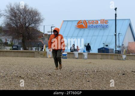 Essex, UK. 05th Apr, 2021. Southend-on-Sea Essex 5th April 2021. Southend on Sea in Essex one week after record breaking March temperatures sent thousands of visitors to the towns beach is today virtually deserted as cold weather returns to greet the Easter Bank holiday Monday. Credit: MARTIN DALTON/Alamy Live News Stock Photo