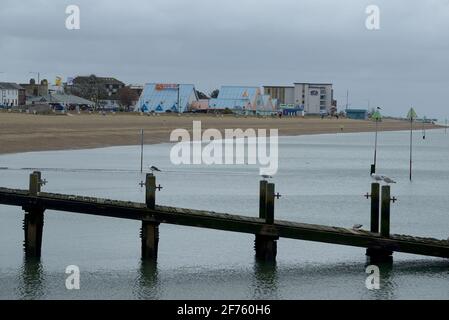 Essex, UK. 05th Apr, 2021. Southend-on-Sea Essex 5th April 2021. Southend on Sea in Essex one week after record breaking March temperatures sent thousands of visitors to the towns beach is today virtually deserted as cold weather returns to greet the Easter Bank holiday Monday. Credit: MARTIN DALTON/Alamy Live News Stock Photo