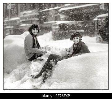 Archive Heavy Snow Blizzard, January 28, 1922. In Washington, D.C., freezing weather is no match for a sunny disposition. Two girls about town making the best of a hard winter Washington DC USA Stock Photo