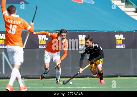 AMSTELVEEN, NETHERLANDS - APRIL 5: Florian Fuchs of Bloemendaal and Ignasi Torras of Atletic Terrassa HC during the Euro Hockey League Final match between Atletic Terrassa HC and Bloemendaal at Wagener Stadion on April 5, 2021 in Amstelveen, Netherlands (Photo by Andre Weening/Orange Pictures) Stock Photo