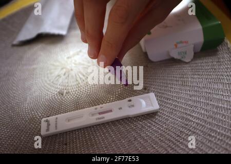 Kaufbeuren, Germany. 05th Apr, 2021. A young man drips a diluted swab onto a test cassette during a Corona rapid test (antigen test). Credit: Karl-Josef Hildenbrand/dpa/Alamy Live News Stock Photo