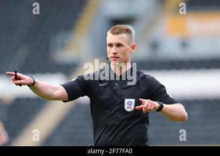 KINGSTON UPON HULL, UK. APRIL 5TH: Referee Thomas Brammell issues instructions during the Sky Bet League 1 match between Hull City and Northampton Town at the KC Stadium, Kingston upon Hull on Monday 5th April 2021. (Credit: Michael Driver | MI News) Credit: MI News & Sport /Alamy Live News Stock Photo