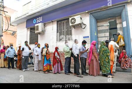 Cash for queues: people paid to stand in line amid India's bank