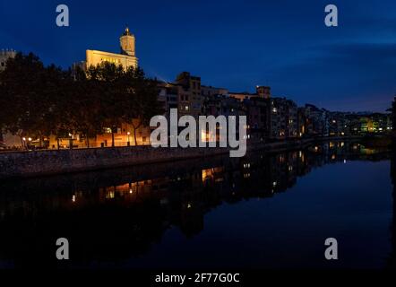 Girona historic neighborhood at the evening blue hour, with the Onyar river in the foreground and the Cathedral in the background (Catalonia, Spain) Stock Photo