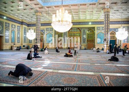 Jamkaran, Iran. 04th Apr, 2021. A Iranian man wearing face mask prayer ...