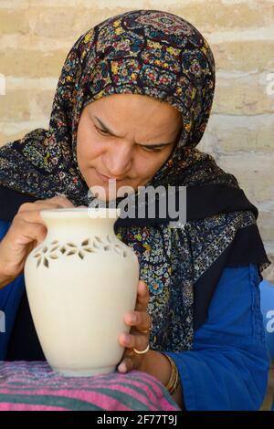 Iran, Yazd province, Meybod, Shâh Abbasi caravanserai, Craftswoman decorating a vase Stock Photo