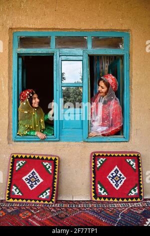 Iran, Fars province, Pasargad Sadat, Mother and daughter Stock Photo