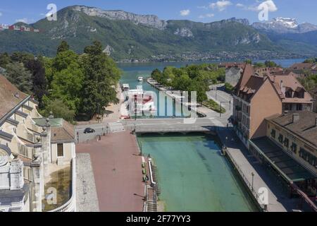 France, Haute Savoie, Annecy, the Thiou canal, and the old town (aerial view), view of the lake, Libellule boat at the quayside Stock Photo