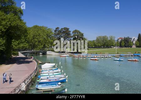France, Haute Savoie, Annecy, boats on the lake, Pont des Amours and the Esplanade du Paquier (aerial view) Stock Photo