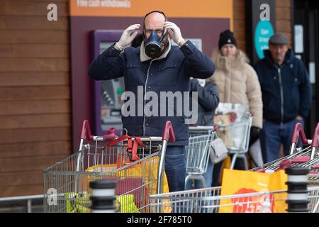 31/03/2020. London, UK. A shopper wears a face mask as he queues to enter a Sainsbury's supermarket in Charlton South east London. The Government has announced a lockdown to slow the spread of Coronavirus and reduce pressure on the NHS. Photo credit: George Cracknell Wright Stock Photo