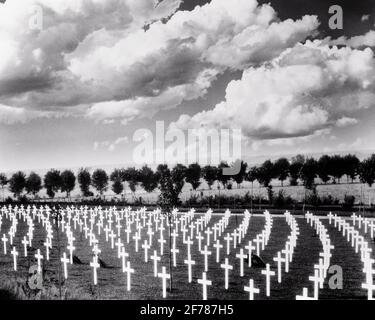 1920s GRAVES OF WORLD WAR 1 DEAD ROW ON ROW WHITE CROSS HEADSTONES AISNE-MARNE AMERICAN CEMETERY AT FOOT OF BELLEAU WOOD FRANCE - h1385 HAR001 HARS TOMBSTONES Stock Photo