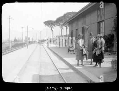 Skiopticon image from the Department of Photography at the Royal Institute of Technology. Motive depicting company at train station, in southern Italy. The picture is probably taken by John Hertzberg during a trip in Europe ..