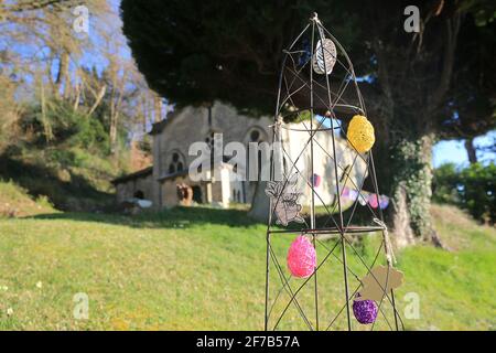 Slad, UK, 4th April, 2021. Easter Sunday church decorations in Slad Church yard over looking the beautiful valley near Stroud, Gloucestershire. Stock Photo
