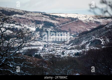 Rhondda Valley, Wales, UK. 6th April 2021 UK Weather: Snow falls on the mountains of the Rhondda Valley, South Wales. AndrewDowling/AlamyLiveNews Stock Photo