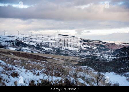 Rhondda Valley, Wales, UK. 6th April 2021 UK Weather: Snow falls on the mountains of the Rhondda Valley, South Wales. AndrewDowling/AlamyLiveNews Stock Photo