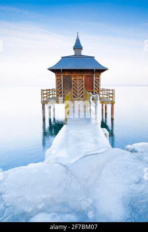 ice covered wooden bathhouse at lake Neuenburgersee in Gorgier, Switzerland, Neuenburg Stock Photo