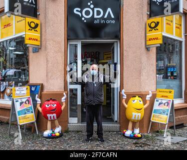 Soda all in one Shop - DhlL Depot & cafe Kastanienallee 60,Mitte,Berlin Senior man wearing mask during Corona pandemic Stock Photo