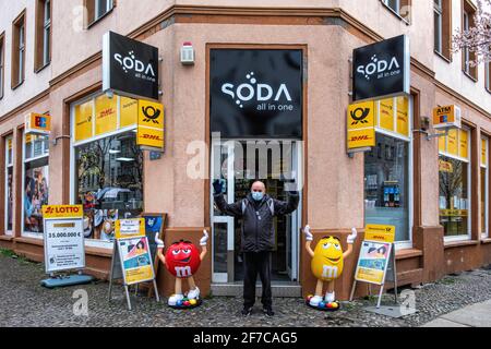 Soda all in one Shop - DhlL Depot & cafe Kastanienallee 60,Mitte,Berlin Senior man wearing mask during Corona pandemic Stock Photo